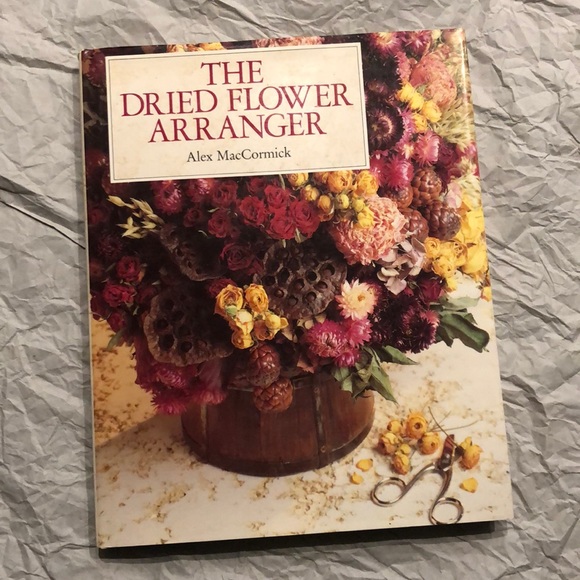 ⭐️3 for $15⭐️ Hardcover | The Dried Flower Arranger - Picture 1 of 5